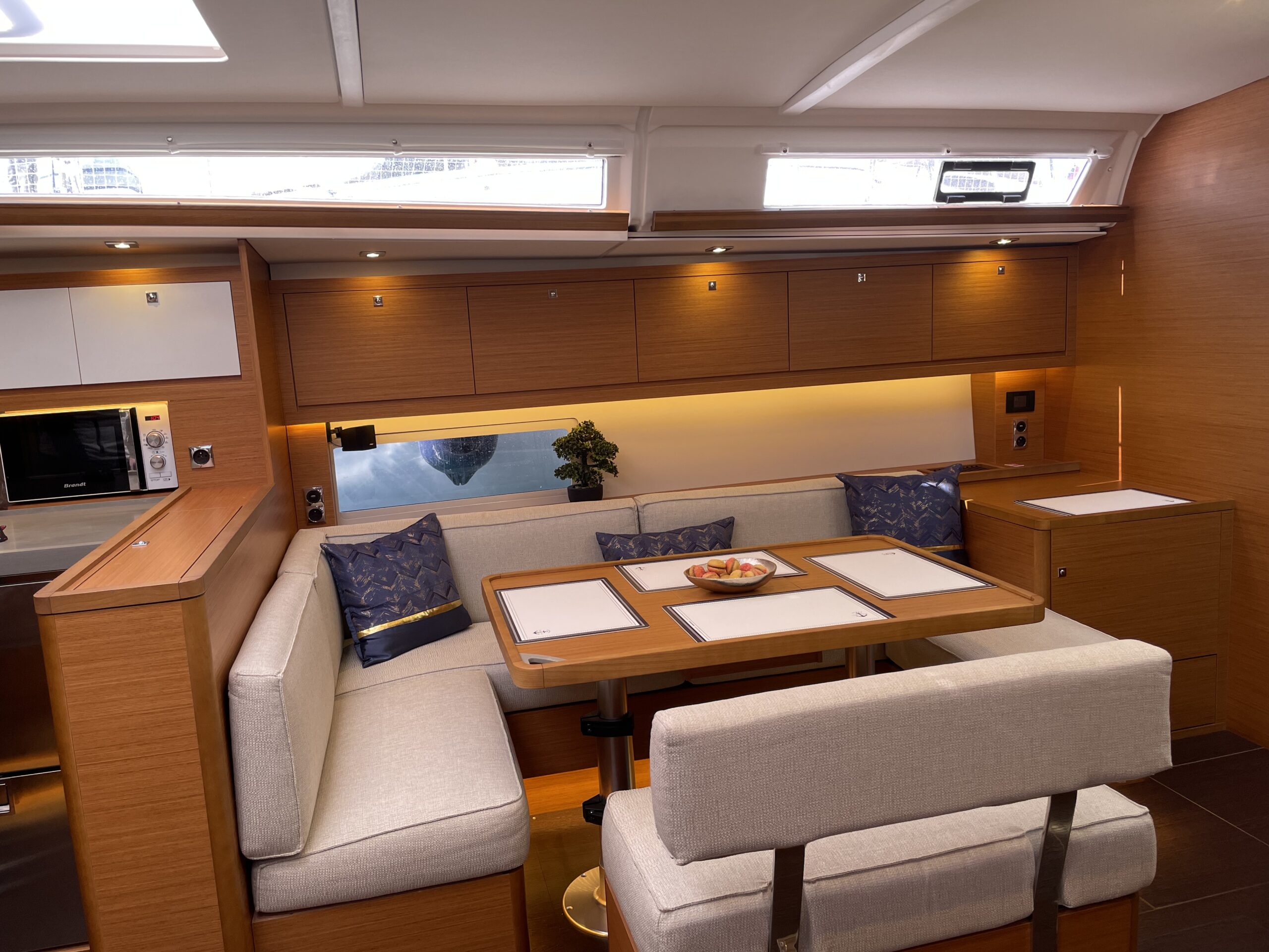 Angelique saloon dining